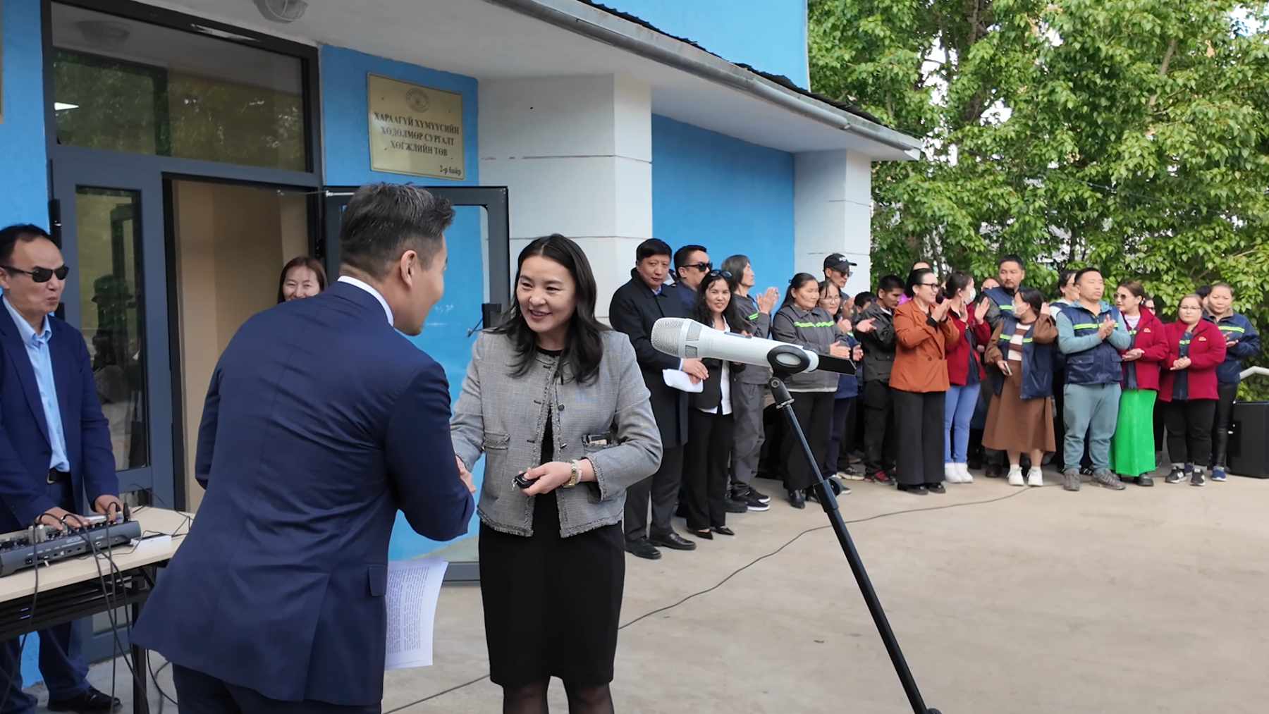 Хараагүй хүмүүсийн хөдөлмөр, сургалт, хөгжлийн төвд автомашин болон үйлдвэрлэлийн хүчин чадлыг нэмэгдүүлэх тоног төхөөрөмж гардуулан өглөө